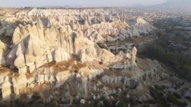 Kapadokya 'nın hava manzarası. Hindi. Goreme Ulusal Parkı. Yavaş çekim