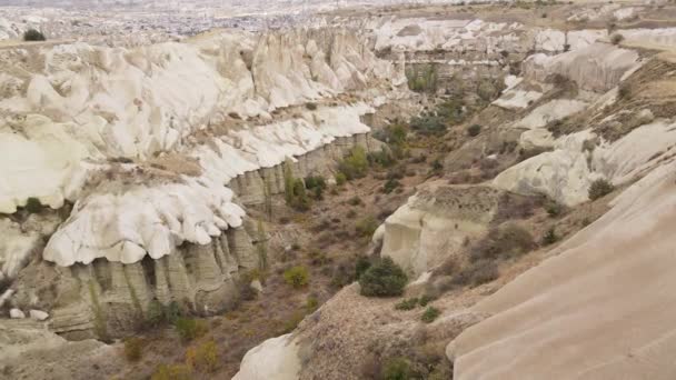 Widok z lotu ptaka na krajobraz Kapadocji. Turcja. Park Narodowy Goreme. Zwolniony ruch — Wideo stockowe