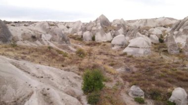Kapadokya 'nın hava manzarası. Hindi. Goreme Ulusal Parkı. Yavaş çekim