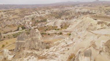 Kapadokya 'nın hava manzarası. Hindi. Goreme Ulusal Parkı. Yavaş çekim