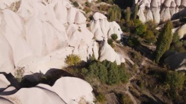 Kapadokya 'nın hava manzarası. Hindi. Goreme Ulusal Parkı. Yavaş çekim