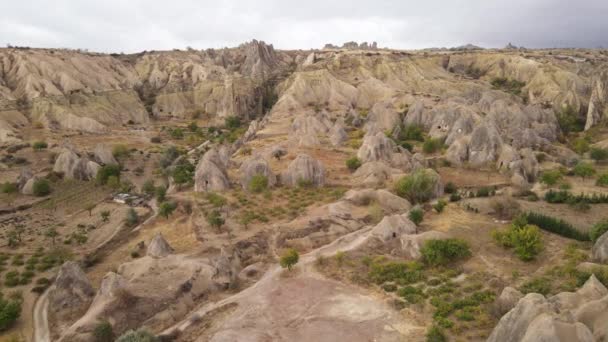 Widok z lotu ptaka na krajobraz Kapadocji. Turcja. Park Narodowy Goreme. Zwolniony ruch — Wideo stockowe