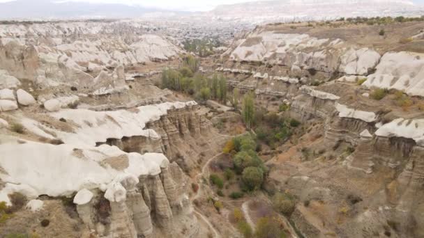 Vista aérea da paisagem Capadócia. A Turquia. Parque Nacional Goreme. Movimento lento — Vídeo de Stock