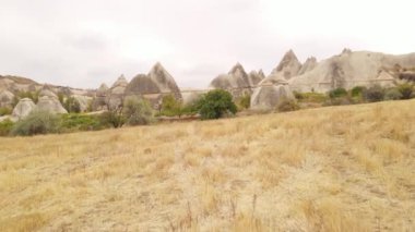 Kapadokya 'nın hava manzarası. Hindi. Goreme Ulusal Parkı. Yavaş çekim