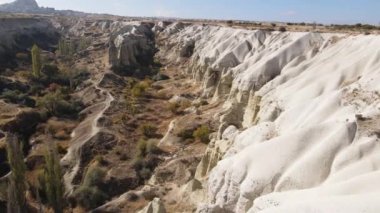 Kapadokya 'nın hava manzarası. Hindi. Goreme Ulusal Parkı. Yavaş çekim