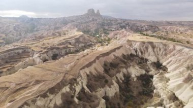 Kapadokya 'nın hava manzarası. Hindi. Goreme Ulusal Parkı. Yavaş çekim