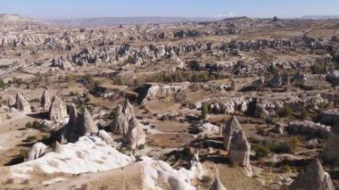 Kapadokya 'nın hava manzarası. Hindi. Goreme Ulusal Parkı. Yavaş çekim