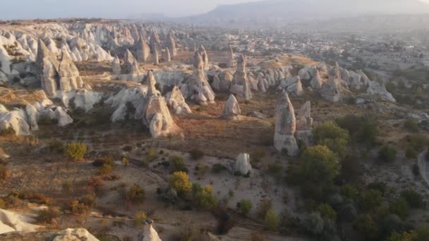 カッパドキアの風景の空中ビュー。トルコだ。ゴーメ国立公園。スローモーション — ストック動画
