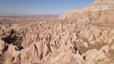 Kapadokya 'nın hava manzarası. Hindi. Goreme Ulusal Parkı. Yavaş çekim