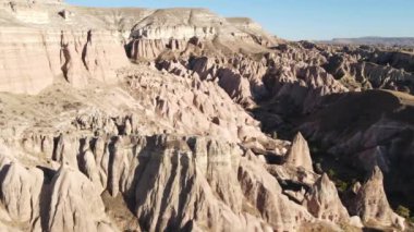 Kapadokya 'nın hava manzarası. Hindi. Goreme Ulusal Parkı. Yavaş çekim