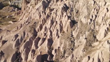 Kapadokya 'nın hava manzarası. Hindi. Goreme Ulusal Parkı. Yavaş çekim