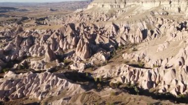 Kapadokya 'nın hava manzarası. Hindi. Goreme Ulusal Parkı. Yavaş çekim