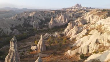 Kapadokya 'nın hava manzarası. Hindi. Goreme Ulusal Parkı. Yavaş çekim
