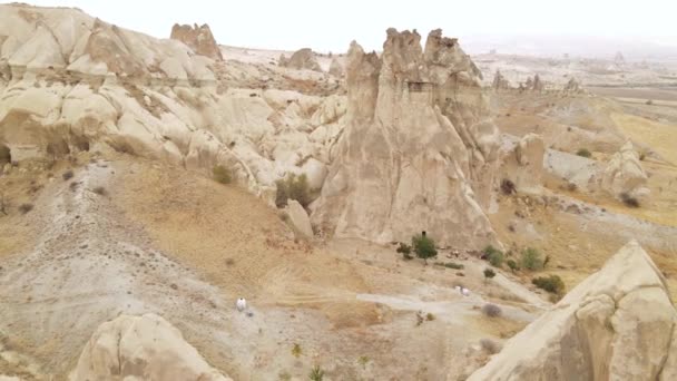 Widok z lotu ptaka na krajobraz Kapadocji. Turcja. Park Narodowy Goreme. Zwolniony ruch — Wideo stockowe