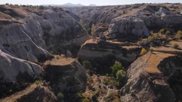 Letecký pohled na krajinu Kappadokie. Krocan. Národní park Goreme. Zpomalený pohyb — Stock video