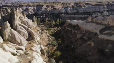 Kapadokya 'nın hava manzarası. Hindi. Goreme Ulusal Parkı. Yavaş çekim