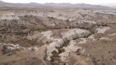Kapadokya 'nın hava manzarası. Hindi. Goreme Ulusal Parkı. Yavaş çekim