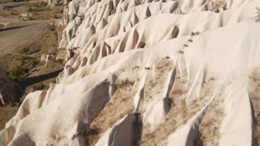 Kapadokya 'nın hava manzarası. Hindi. Goreme Ulusal Parkı. Yavaş çekim