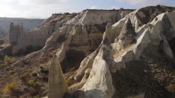 Letecký pohled na krajinu Kappadokie. Krocan. Národní park Goreme. Zpomalený pohyb — Stock video