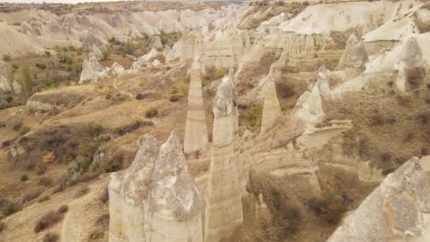 Widok z lotu ptaka na krajobraz Kapadocji. Turcja. Park Narodowy Goreme. Zwolniony ruch — Wideo stockowe