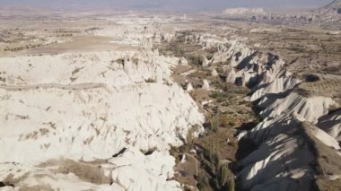 Kapadokya 'nın hava manzarası. Hindi. Goreme Ulusal Parkı. Yavaş çekim