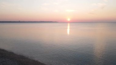 Denizin üzerinde şafağın havadan görünüşü. Hindi, Antalya. Yavaş çekim