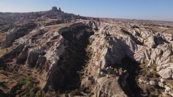 Letecký pohled na krajinu Kappadokie. Krocan. Národní park Goreme. Zpomalený pohyb — Stock video