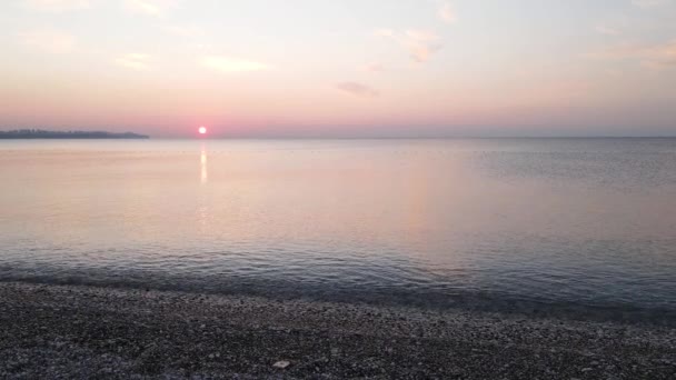 Luchtfoto van zonsopgang boven de zee. Turkije, Antalya. Langzame beweging — Stockvideo