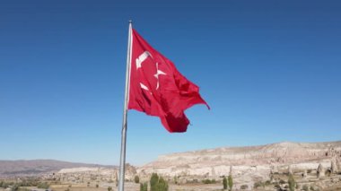 Kapadokya 'daki Türkiye bayrağının havadan görünüşü. Yavaş çekim