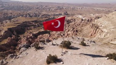 Kapadokya 'daki Türkiye bayrağının havadan görünüşü. Yavaş çekim