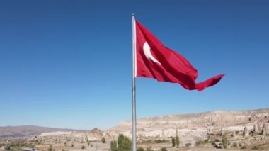 Kapadokya 'daki Türkiye bayrağının havadan görünüşü. Yavaş çekim