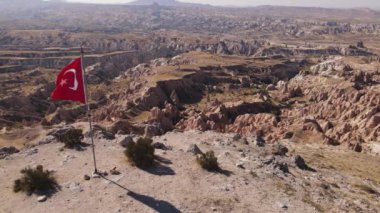Kapadokya 'daki Türkiye bayrağının havadan görünüşü. Yavaş çekim