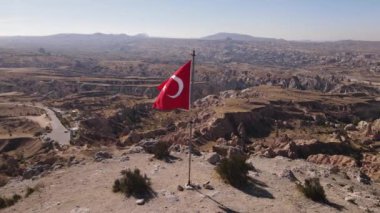 Kapadokya 'daki Türkiye bayrağının havadan görünüşü. Yavaş çekim