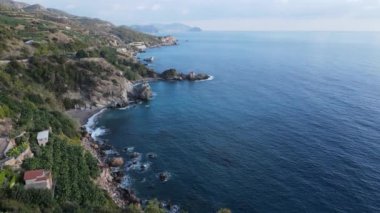 Türkiye 'nin dağlık kıyı şeridi: Akdeniz kıyısı. Yavaş çekim