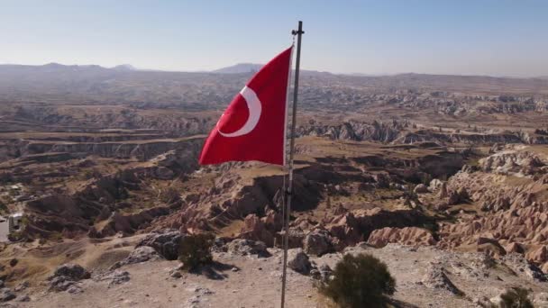 Veduta aerea della bandiera della Turchia in Cappadocia. Rallentatore — Video Stock