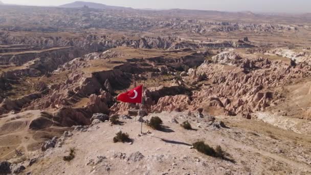 Vista aérea da bandeira da Turquia na Capadócia. Movimento lento — Vídeo de Stock