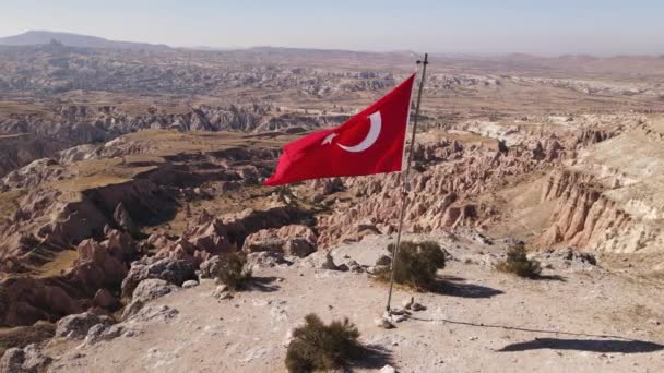 Vista aérea da bandeira da Turquia na Capadócia. Movimento lento — Vídeo de Stock