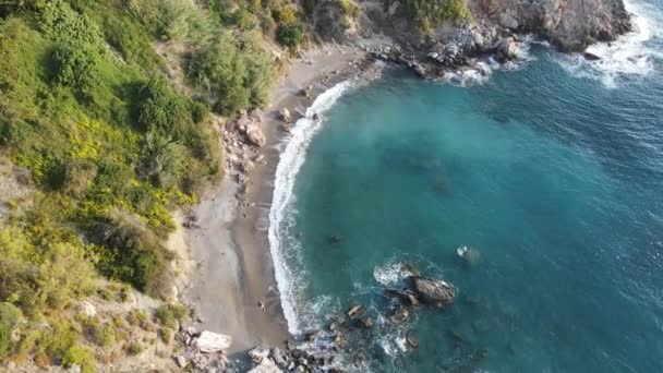 Costa de montaña de Turquía: orilla del mar Mediterráneo. Movimiento lento — Vídeos de Stock