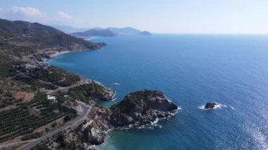 Türkiye 'nin dağlık kıyı şeridi: Akdeniz kıyısı. Yavaş çekim