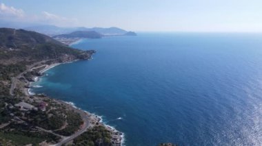 Türkiye 'nin dağlık kıyı şeridi: Akdeniz kıyısı. Yavaş çekim