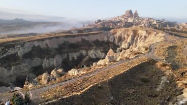 Nevsehir kasabası yakınlarındaki Goreme Ulusal Parkı 'nın havadan görüntüsü. Hindi. Yavaş çekim