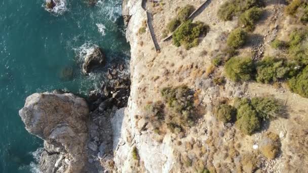 Turkse bergkust: oever van de Middellandse Zee. Langzame beweging — Stockvideo