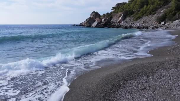 Törökország hegyi partvonala: a Földközi-tenger partja. Lassú mozgás. — Stock videók