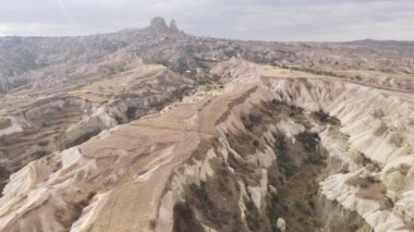 Nevsehir kasabası yakınlarındaki Goreme Ulusal Parkı 'nın havadan görüntüsü. Hindi. Yavaş çekim