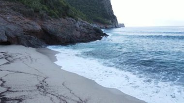 Sahil kenarındaki deniz manzarası. Kıyı sahili manzarası. Yavaş çekim