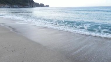 Sahil kenarındaki deniz manzarası. Kıyı sahili manzarası. Yavaş çekim