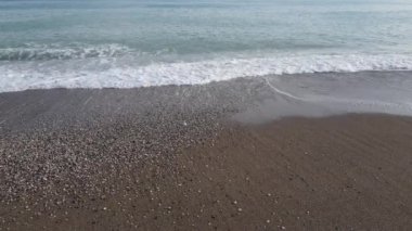 Sahil kenarındaki deniz manzarası. Kıyı sahili manzarası. Yavaş çekim