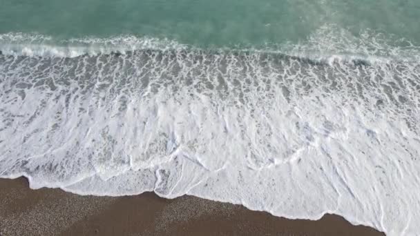 Vista aérea del mar cerca de la costa: primer plano del paisaje marino costero. Movimiento lento — Vídeos de Stock
