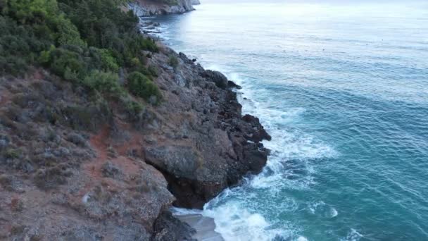 Vista aérea do mar perto da costa - close-up da paisagem costeira. Movimento lento — Vídeo de Stock