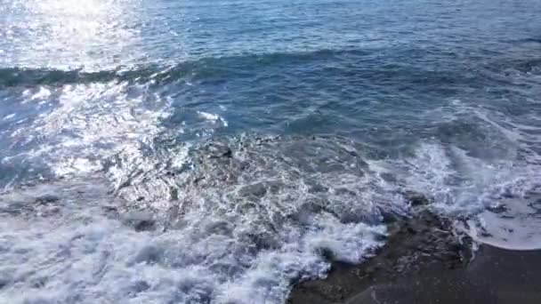 Sahil kenarındaki deniz manzarası. Kıyı sahili manzarası. Yavaş çekim — Stok video
